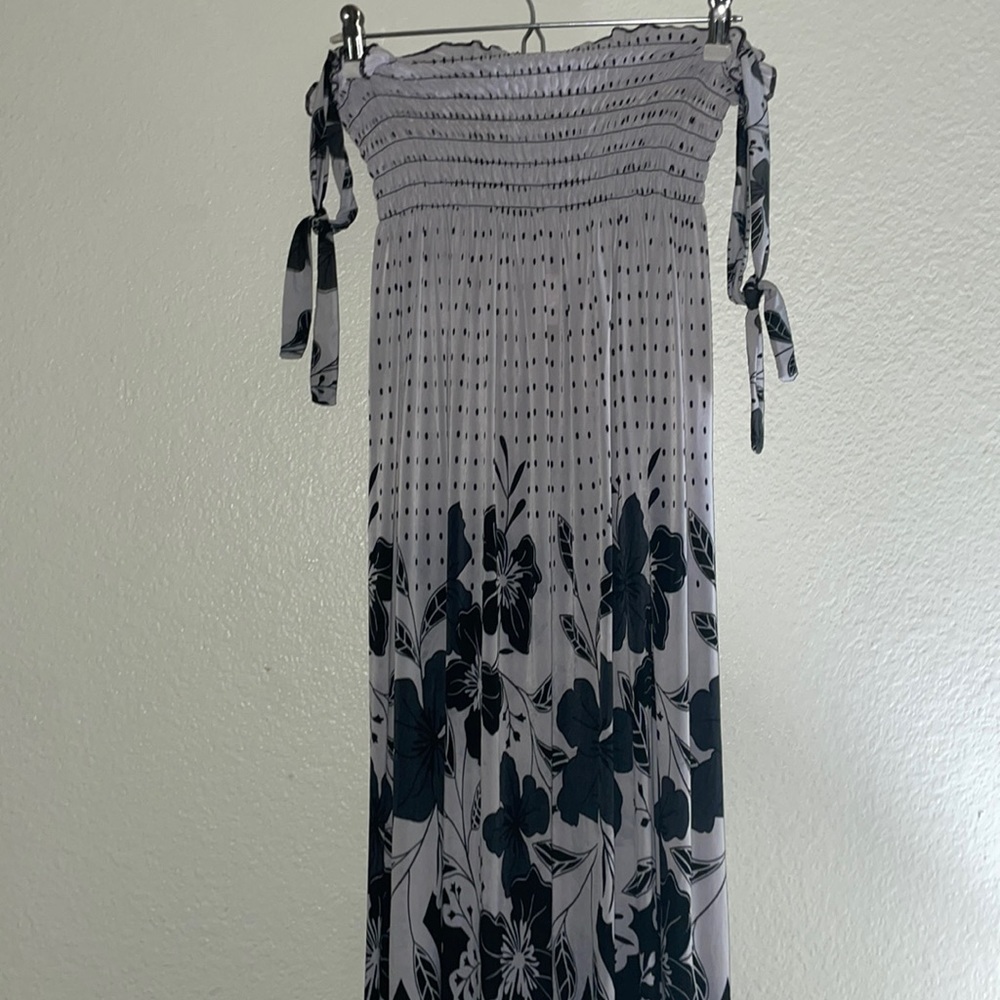 Elastic black n white floral summer dress.